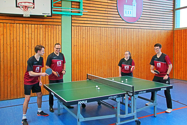 Berater und TuG Hofen Mitglieder in der Tischtennishalle beim Spielen