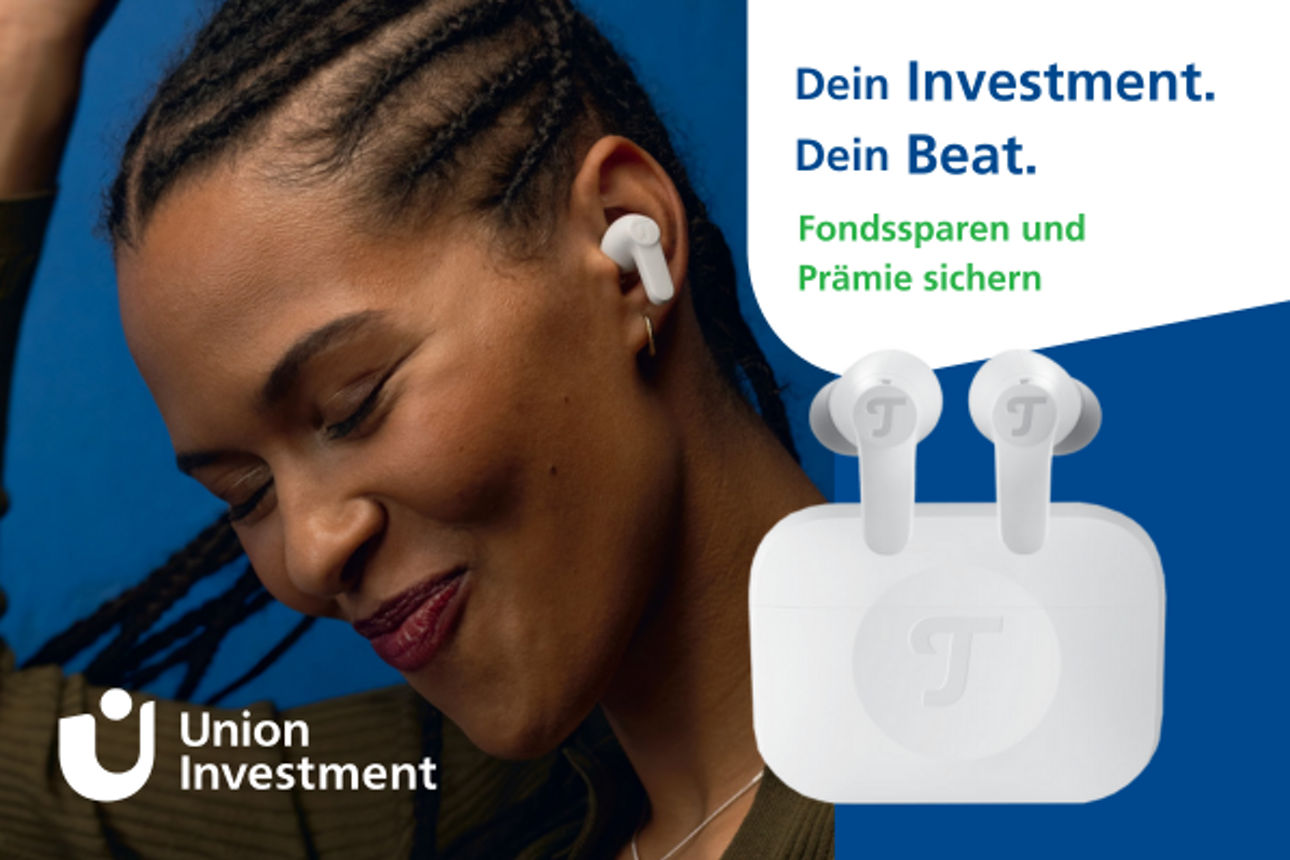 tanzende Frau mit In-Ear Kopfhörern