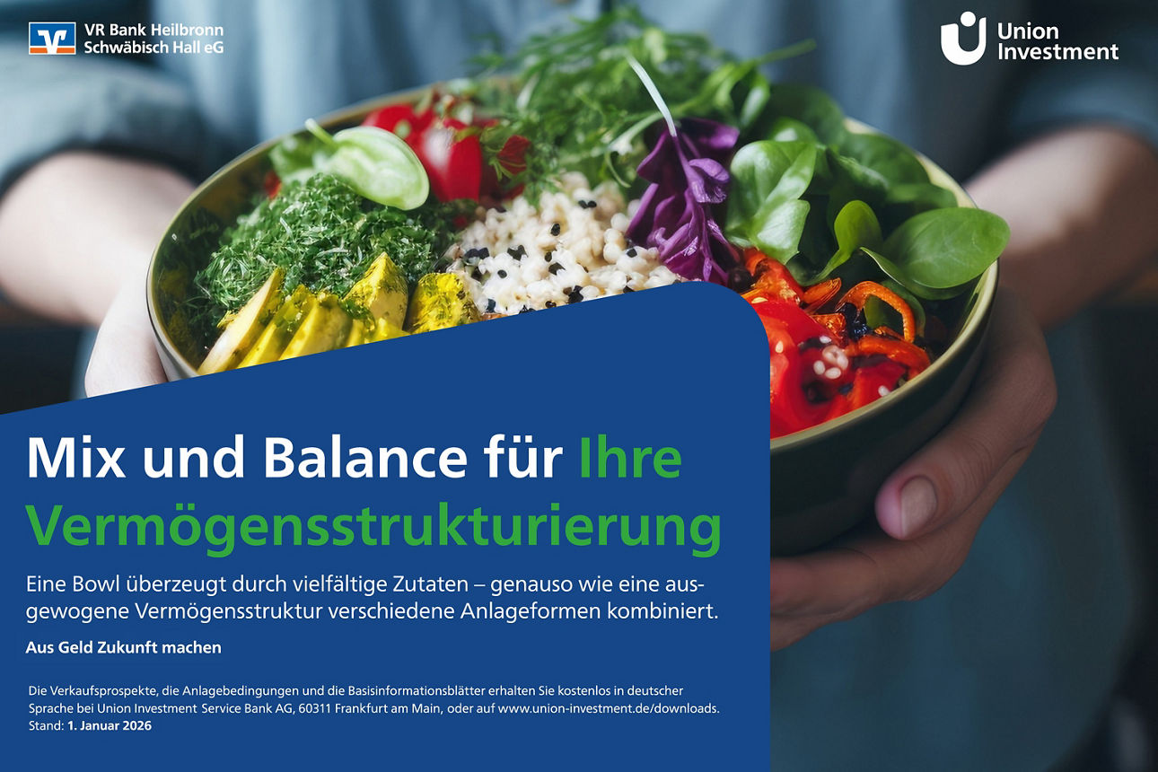 Eine Bowl wird mit beiden Handen getragen und es gibt eine Aufschrift mit "Mix und Balance für Ihre Vermögensstrukturierung".