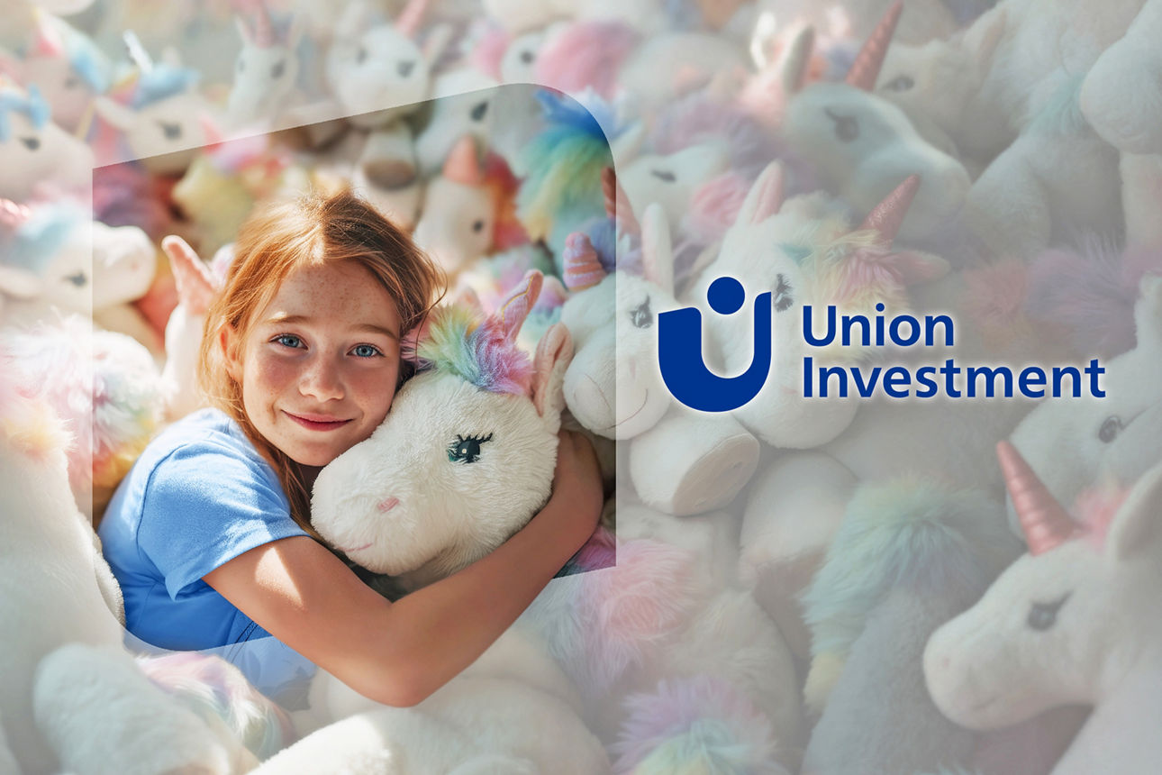 Ein Mädchen mit einem Einhorn-Kuscheltier im Arm. Das Bild ist KI-generiert