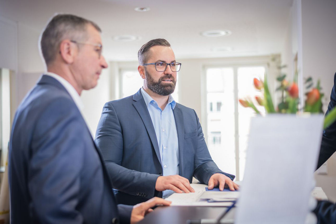 Geschäftsführerin eines Unternehmens im Gespräch mit ihrem Bankberater