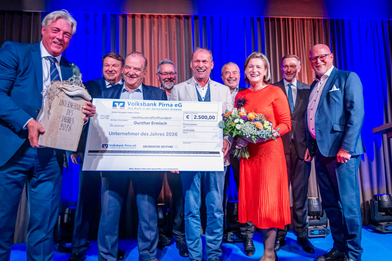 Unternehmer des Jahres 2026: Gunther Ermisch erhält Auszeichnung in LohmenVolksbank Pirna und Sächsische Zeitung zeichnen Inhaber der Forellen- und Lachszucht Ermisch aus – Landrat Michael Geisler hält die Laudatio25. September 2026, 19:00 Uhr – Lohmen, Bogensporthalle, Basteistraße 122In der Bogensporthalle Lohmen ist am Freitagabend der diesjährige Unternehmer des Jahres bekannt gegeben worden. Die Auszeichnung der Volksbank Pirna und der Sächsischen Zeitung geht an Gunther Ermisch, Inhaber der Forellen- und Lachszucht Ermisch aus Neustadt in Sachsen.Zahlreiche Gäste aus Wirtschaft, Politik und der Region waren zu dem festlichen Abend in die Bogensporthalle an der Basteistraße gekommen. Bereits ab 18 Uhr trafen die Gäste ein und nutzten die Zeit zum Austausch und zu persönlichen Gesprächen.Um 19 Uhr begann das offizielle Programm mit der Begrüßung durch Jörg Seidel. Anschließend kündigte Dr. Hauke Haensel den Gastredner des Abends an. Mit Christian Lindner, Bundesfinanzminister a. D., war ein prominenter Gast zu Gast in Lohmen.Der Höhepunkt des Abends folgte gegen 20:15 Uhr: Gunther Ermisch wurde als Unternehmer des Jahres 2026 ausgezeichnet. Den Unternehmerpreis überreichte Dr. Hauke Haensel, Vorstandsvorsitzender der Volksbank Pirna eG.Mit der Auszeichnung wird der Unternehmer und seine Arbeit rund um die Forellen- und Lachszucht Ermisch gewürdigt. Das Unternehmen ist seit Jahrzehnten in der Region verwurzelt und hat sich zu einem etablierten Fischzuchtbetrieb in der Sächsischen Schweiz entwickelt.Nach der Preisverleihung wurde das Buffet eröffnet. Die Gäste ließen den Abend bei Essen, Gesprächen und Begegnungen in der Bogensporthalle Lohmen ausklingen.Preisträger 2026: Gunther Ermisch, Forellen- und Lachszucht ErmischVeranstaltungsort: Bogensporthalle Lohmen, Basteistraße 122, 01847 LohmenVeranstalter: Volksbank Pirna und Sächsische ZeitungFoto: Marko Förster25.09.2026 © Marko FörsterWICHTIGE HINWEISE: Jeder Abdruck ist honorar- und umsatzsteuerpflichtig (7 % Ust.)! Die Weitergabe des Bildmaterials an Dritte ist verboten!