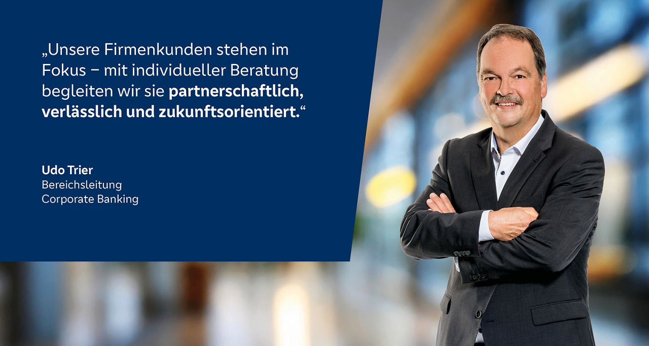 Ein lächelnder Mann trägt einen schwarzen Anzug und ein weißes Hemd, der Selbstbewusstsein und Stil ausstrahlt