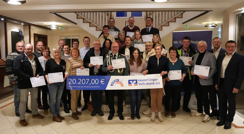 Eine vielfältige Gruppe von Personen, die stolz ihre Zertifikate präsentieren