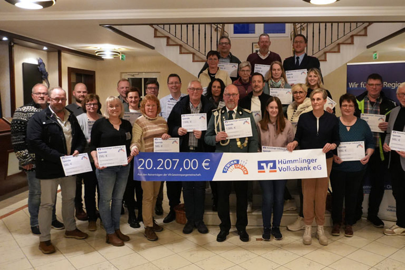  Eine vielfältige Gruppe von Personen, die stolz ihre Zertifikate präsentieren