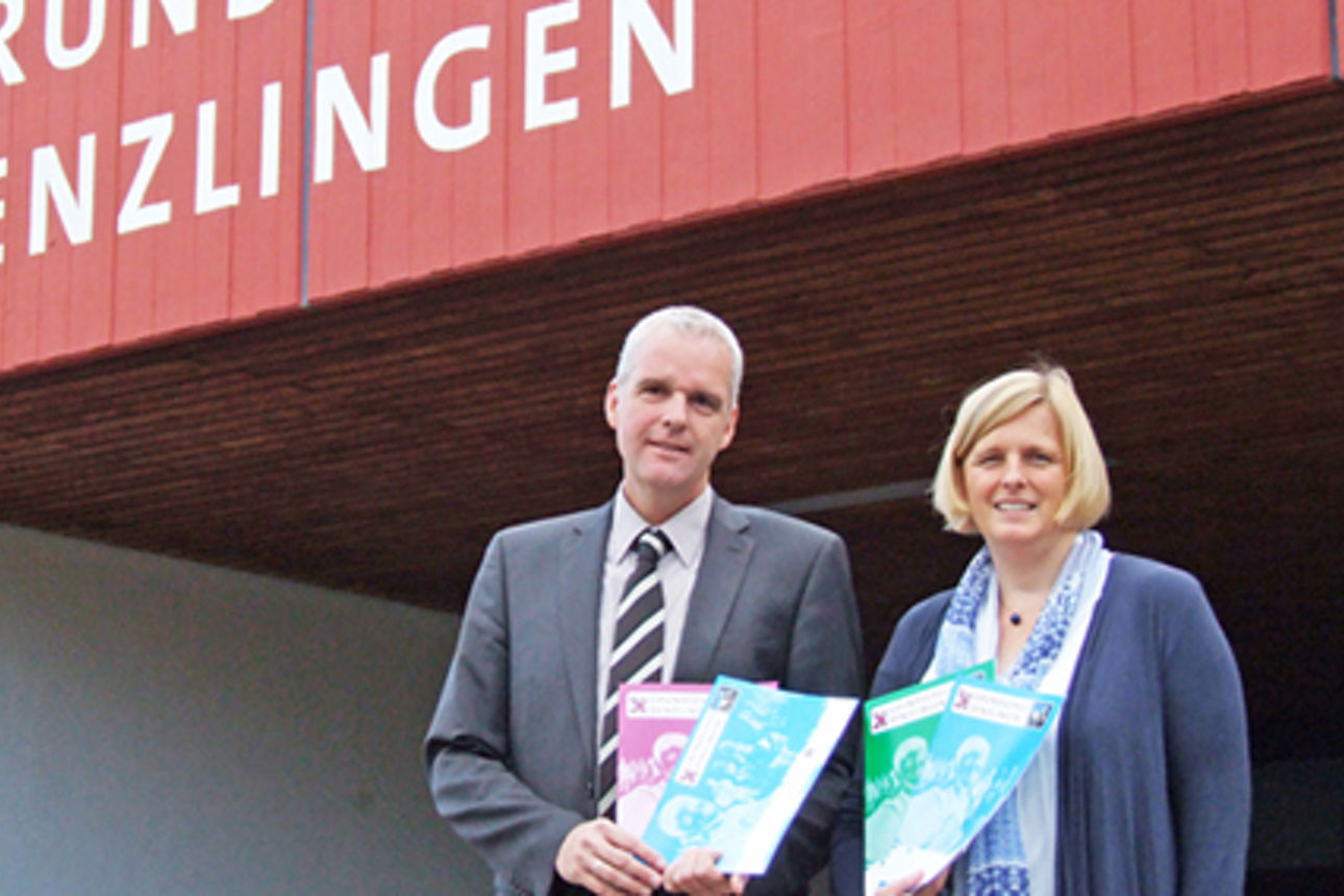 Links steht der Vorstand der Raiffeisenbank Denzlingen-Sexau eG und rechts die Schulleiterin einer örtlichen Schule