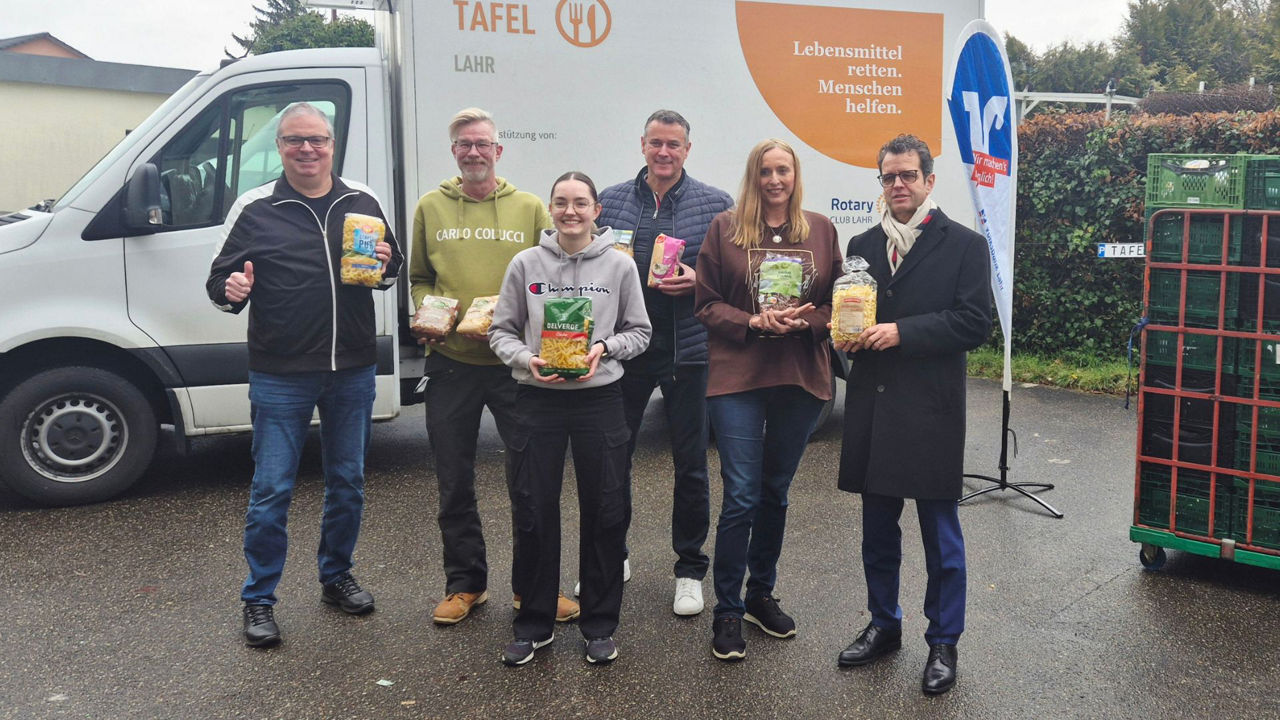 ) Christoph Bilic (1. Vors. Tafel Herbolzheim),Marc Reuter (Hausmeister Tafel Lahr), Lara Schwabe( FSJ), Dieter Leidinger, Marketingleiter und Projektverantwortlicher bei der Volksbank Lahr,  Ingrid Schatz, Leiterin der Lahrer Tafel und Peter Rottenecker, Vorstandsvorsitzender Volksbank Lahr.