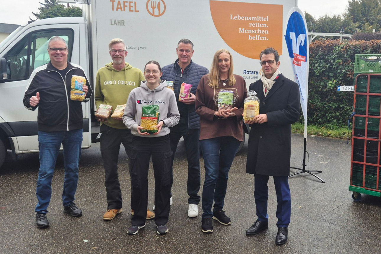 ) Christoph Bilic (1. Vors. Tafel Herbolzheim),Marc Reuter (Hausmeister Tafel Lahr), Lara Schwabe( FSJ), Dieter Leidinger, Marketingleiter und Projektverantwortlicher bei der Volksbank Lahr,  Ingrid Schatz, Leiterin der Lahrer Tafel und Peter Rottenecker, Vorstandsvorsitzender Volksbank Lahr.