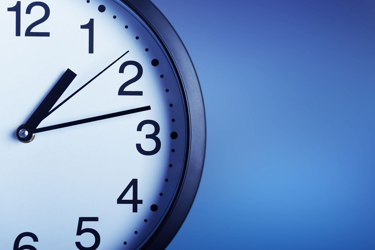 Eine Wanduhr mit der Zeit 13:13 Uhr