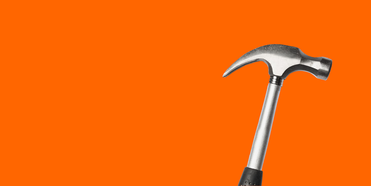 Hammer auf orangem Hintergrund
