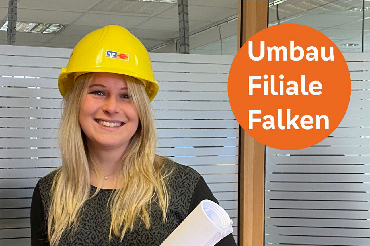 Junge Frau mit Bauhelm 