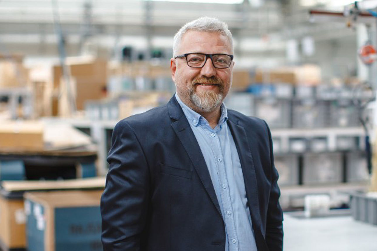 Unternehmer steht in einer Lagerhalle