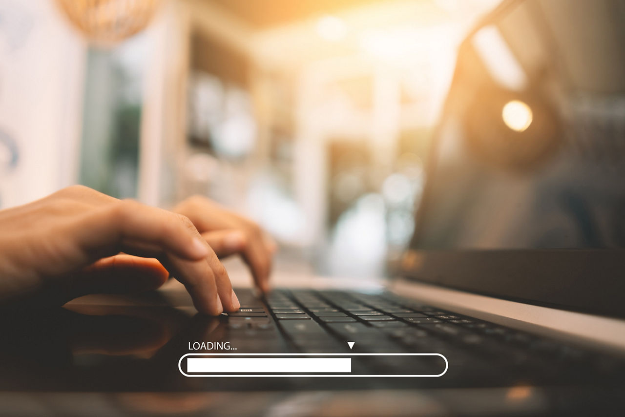 Eine Person am Laptop schreibt etwas