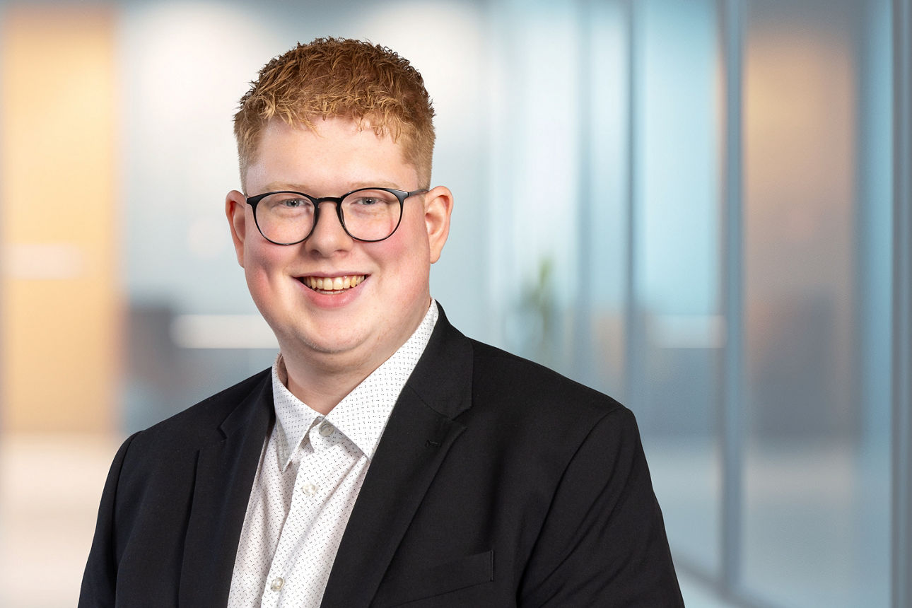 Nick Unbehaun, Auszubildender bei der Volksbank Bochum Witten eG lächelt in die Kamera