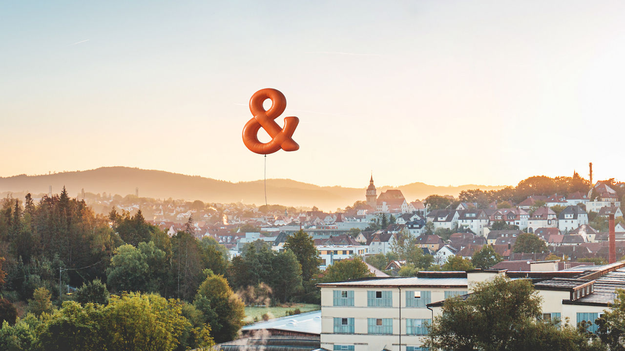 Silhouette der Stadt Backnang mit KI-Luftballons