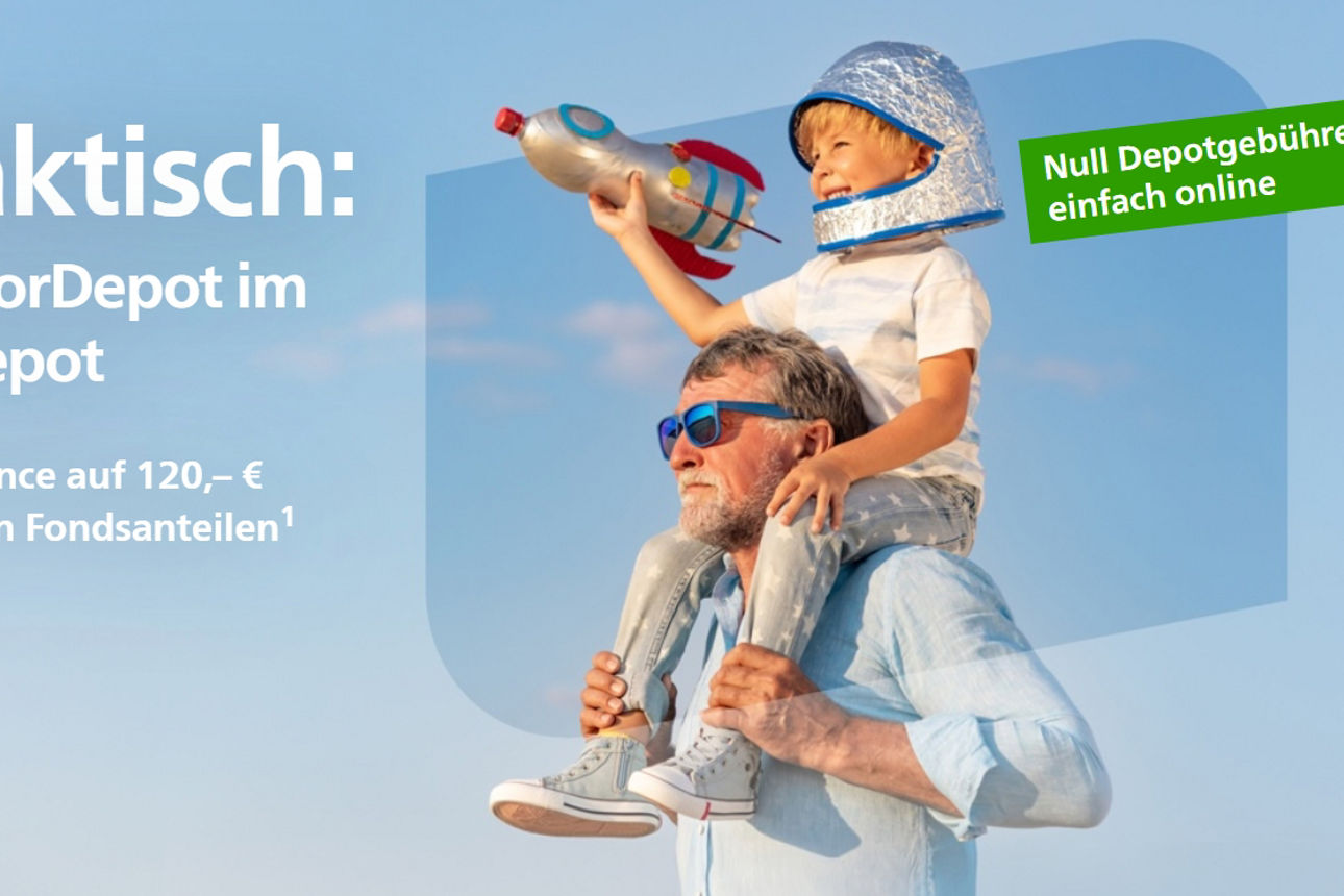 Ein Kind mit Raumfahrerhelm sitzt auf den Schultern einer erwachsenen Person und hält eine Spielzeugrakete vor blauem Himmel.
