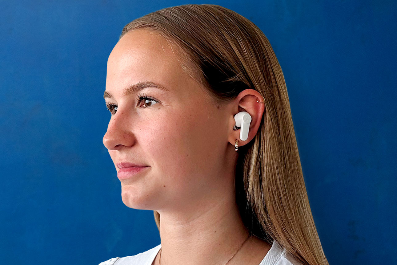 Eine Person hat In Ear Kopfhörer im Ohr