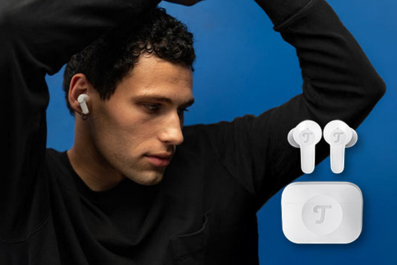 Junger Mann mit In-Ears und eine Packung In-Ears