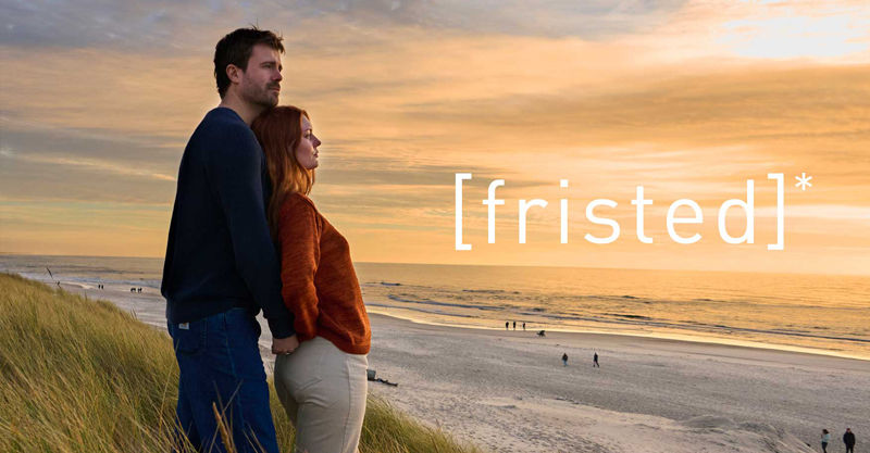 Zwei Personen stehen in den Dünen am Strand von Dänemark