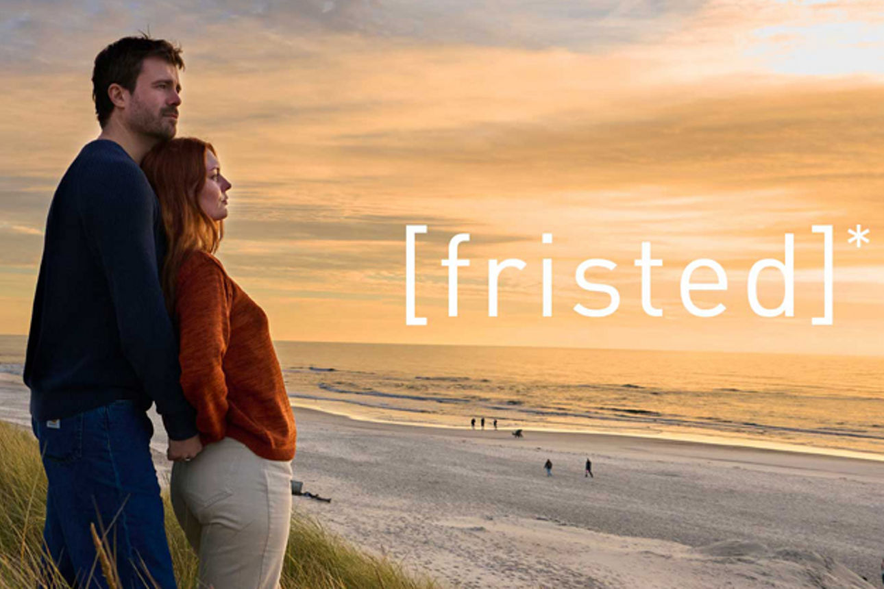 Zwei Personen am Strand von Dänemark