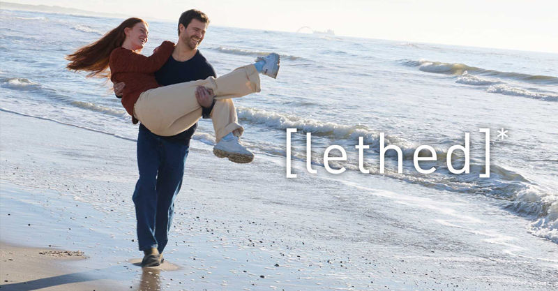 Zwei Personen am Strand von Dänemark