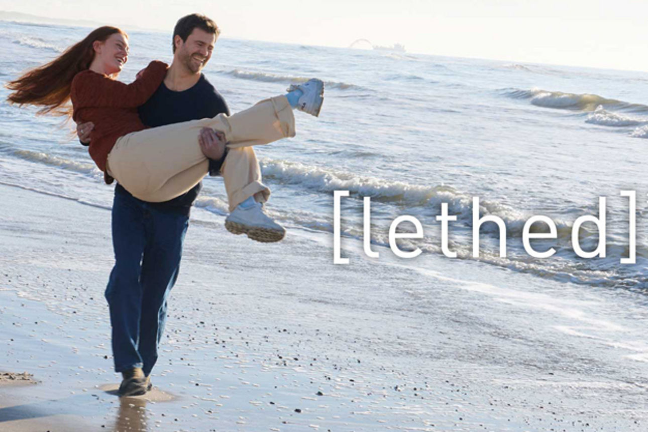 Zwei Personen am Strand von Dänemark