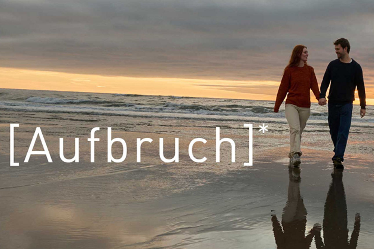 Zwei Personen am Strand von Dänemark