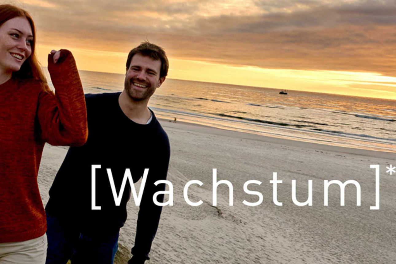 Zwei Personen am Strand von Dänemark
