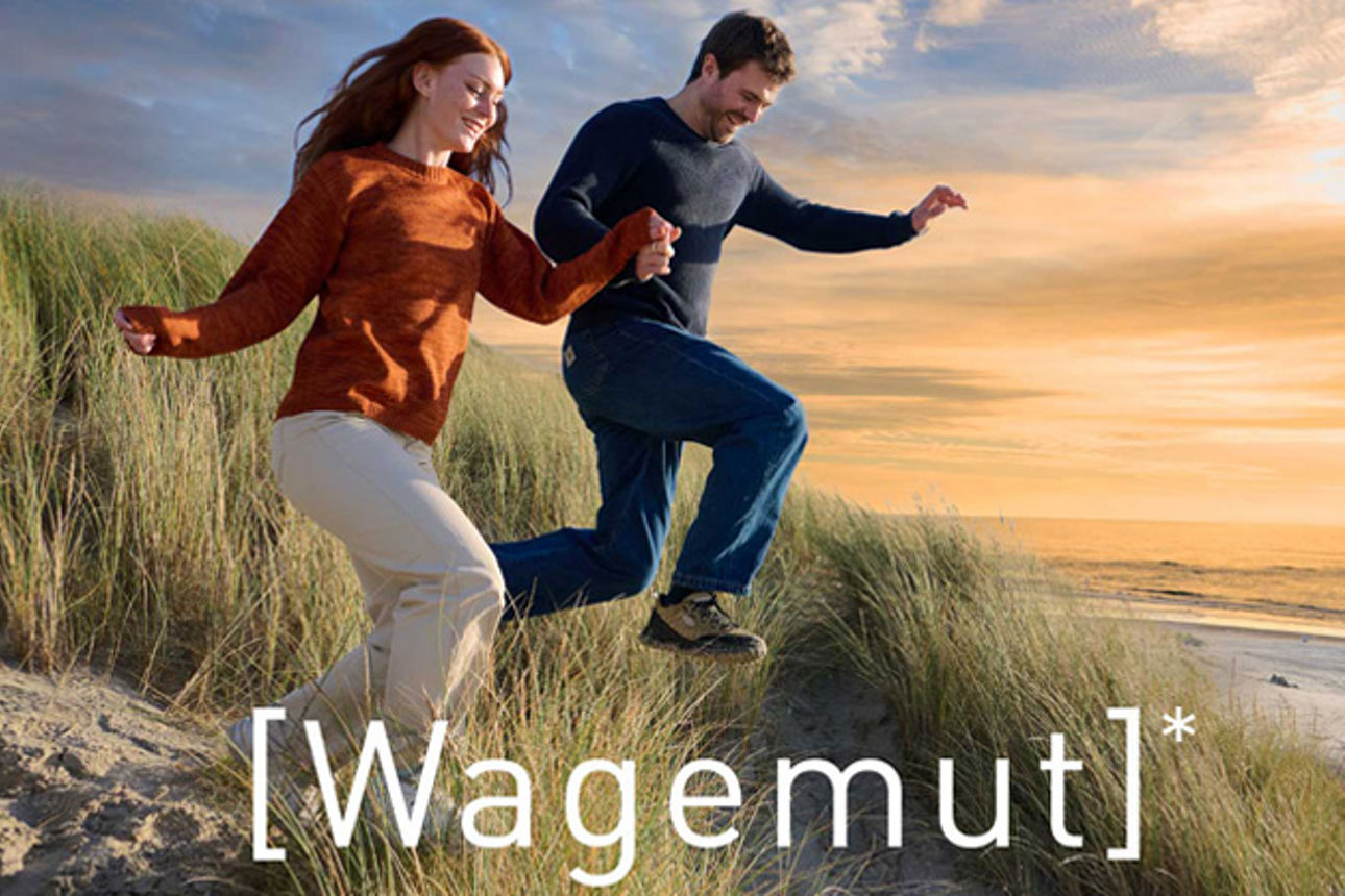 Zwei Personen am Strand von Dänemark