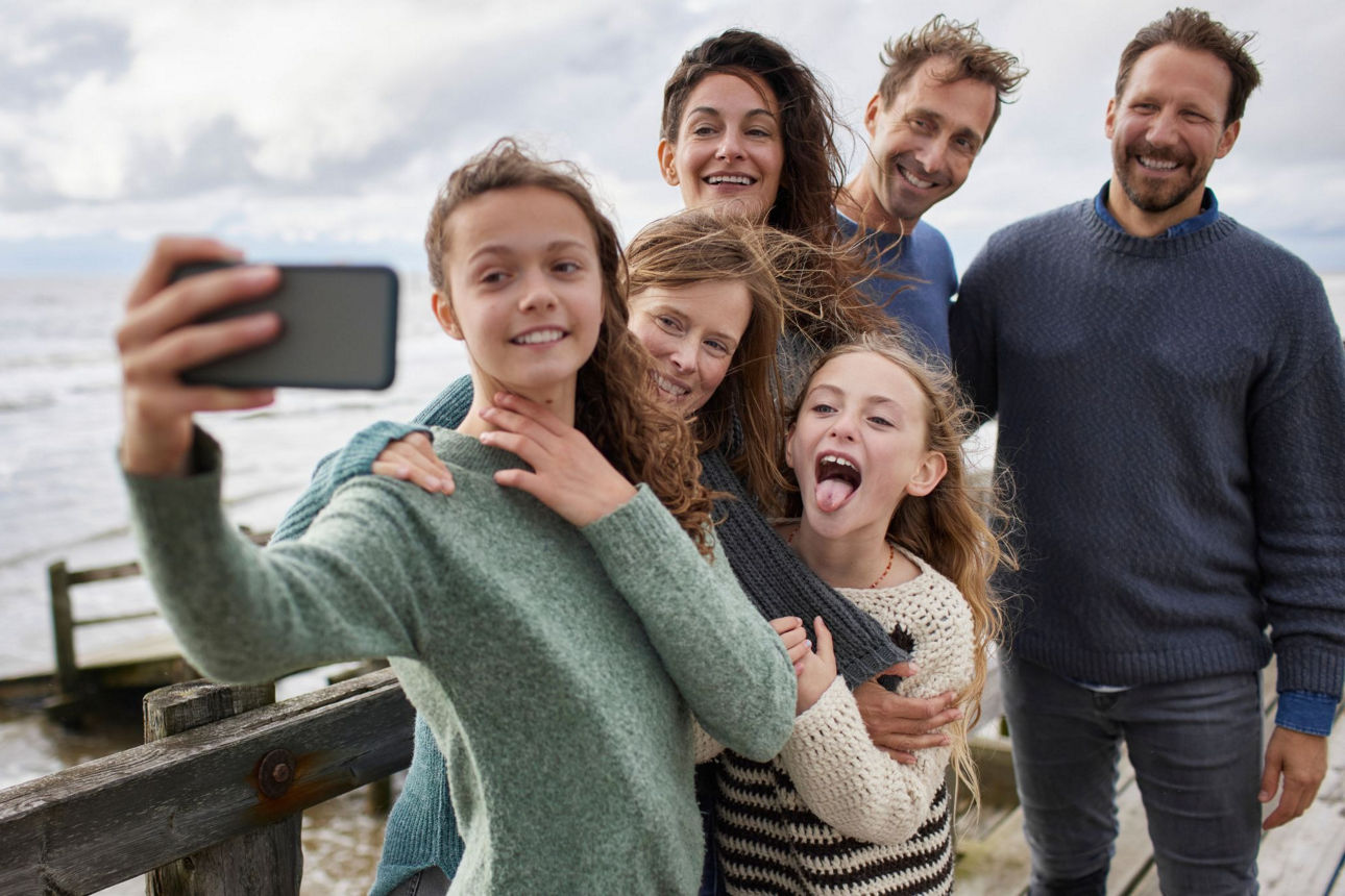Familie macht ein Selfie vor dem Meer