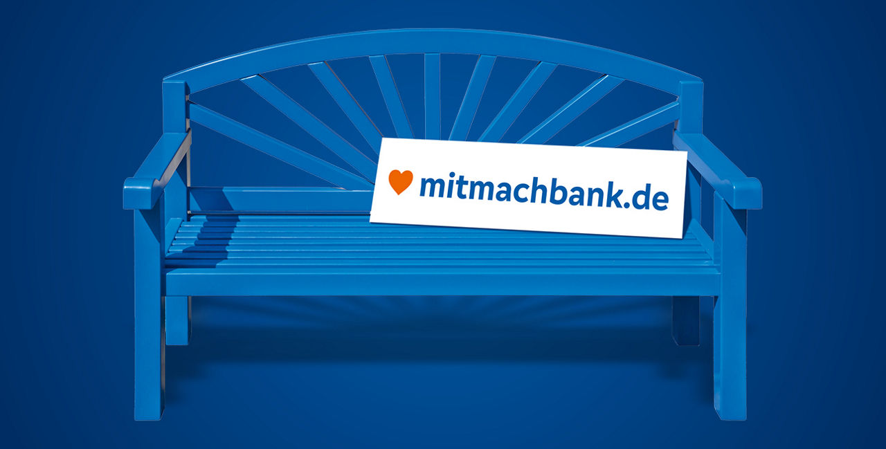 Blaue Bank mit Schild mitmachbank.de und blauem Hintergrund