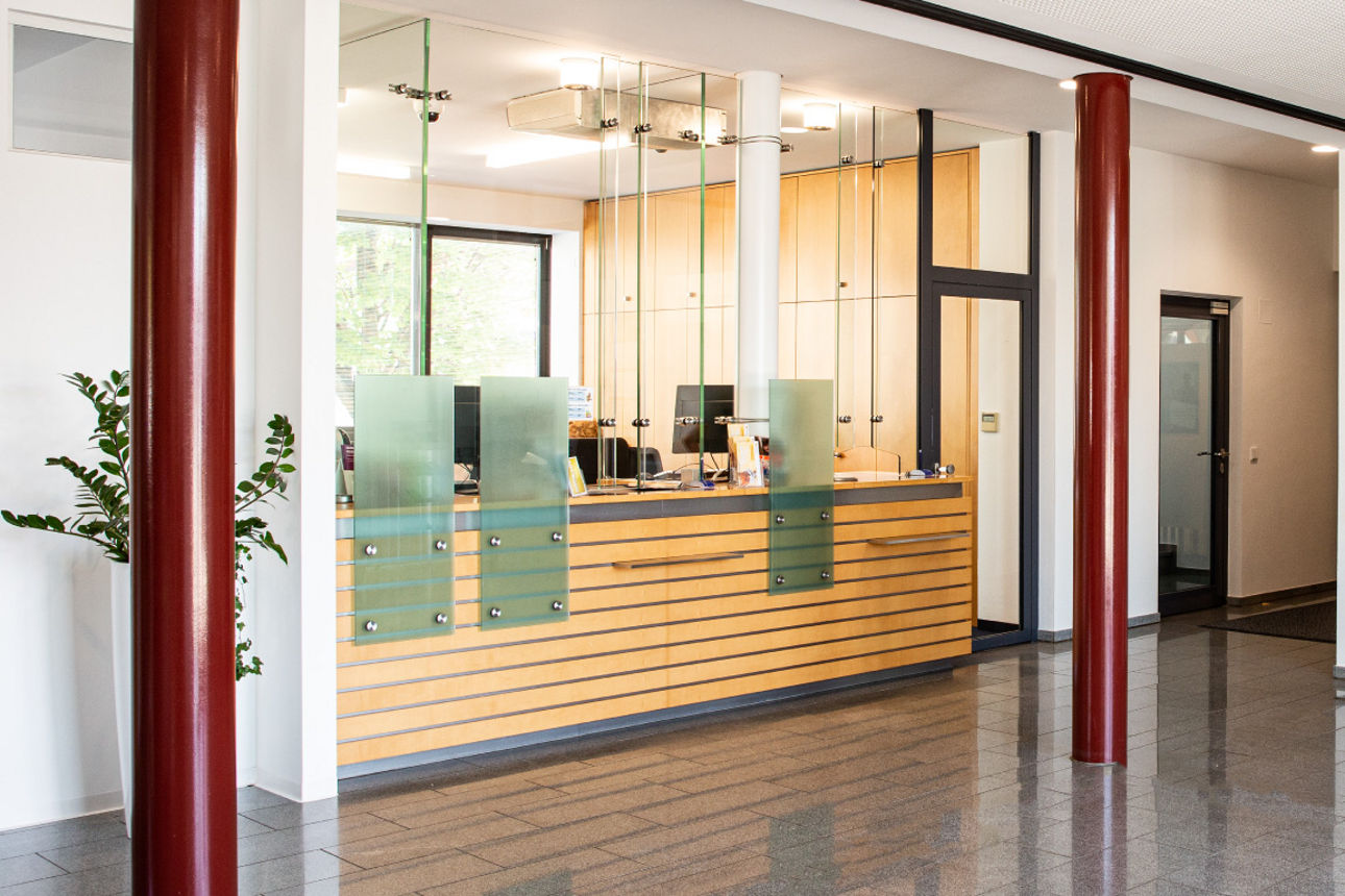 Unsere Geschäftstelle in Bodenkirchen. Der Schalter ist links im Bild zu sehen und SB-Geräte rechts.