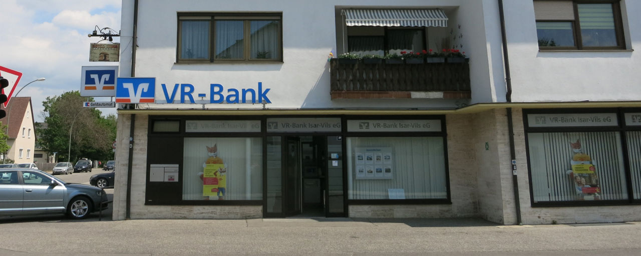 Unsere Geschäftstelle in Landshut. Ein weißes Haus an einer Kreuzung.