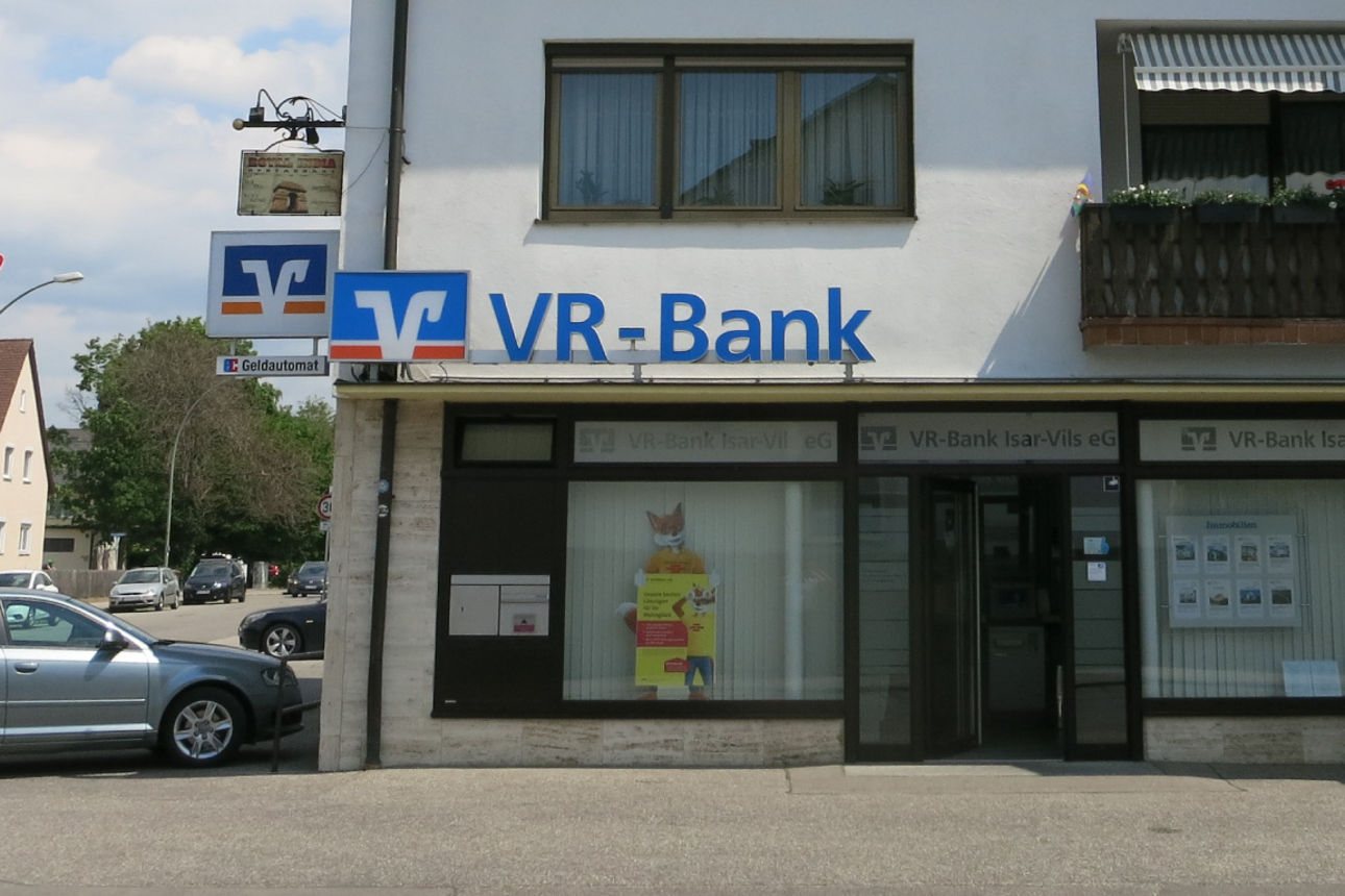 Unsere Geschäftstelle in Landshut. Ein weißes Haus an einer Kreuzung.