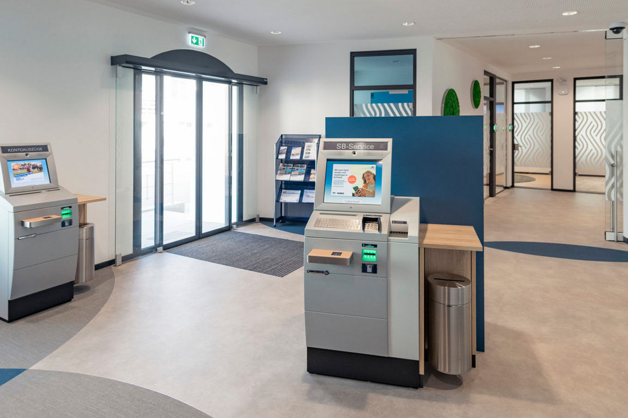 Unsere Geschäftstelle in Gerzen. Ein heller, mit Licht durchfluteter SB-Bereich.