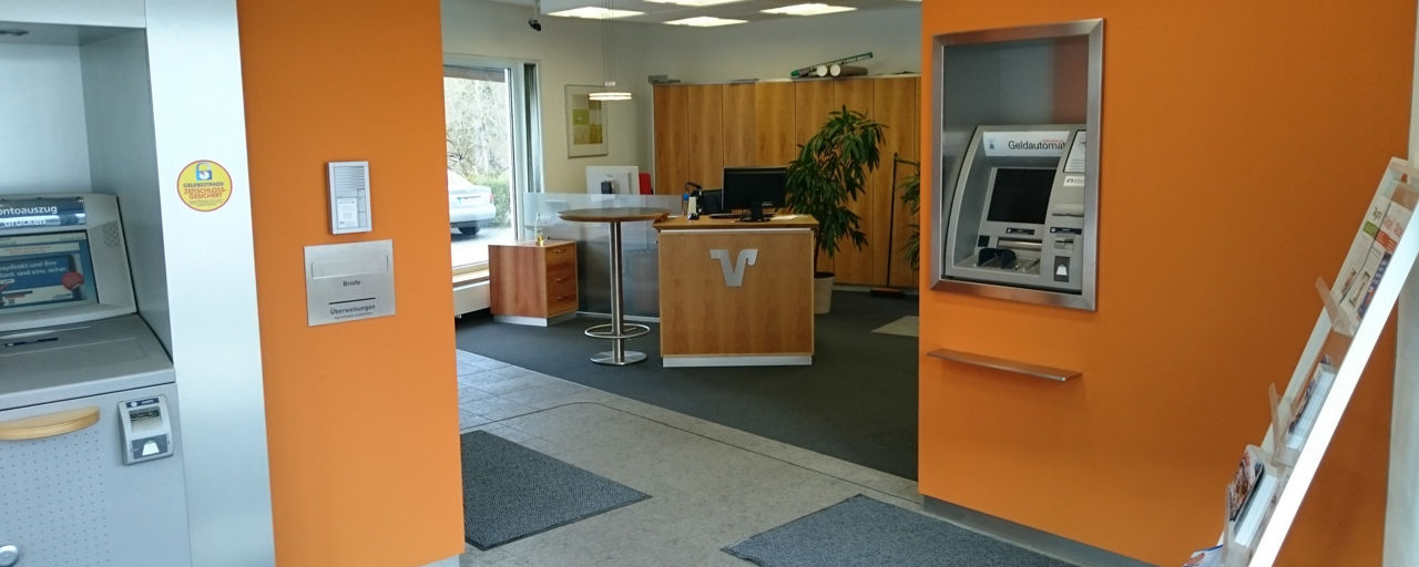 Unsere Geschäftstelle in Kumhausen. Ein oranger SB-Bereich der in die Servicezone führt.