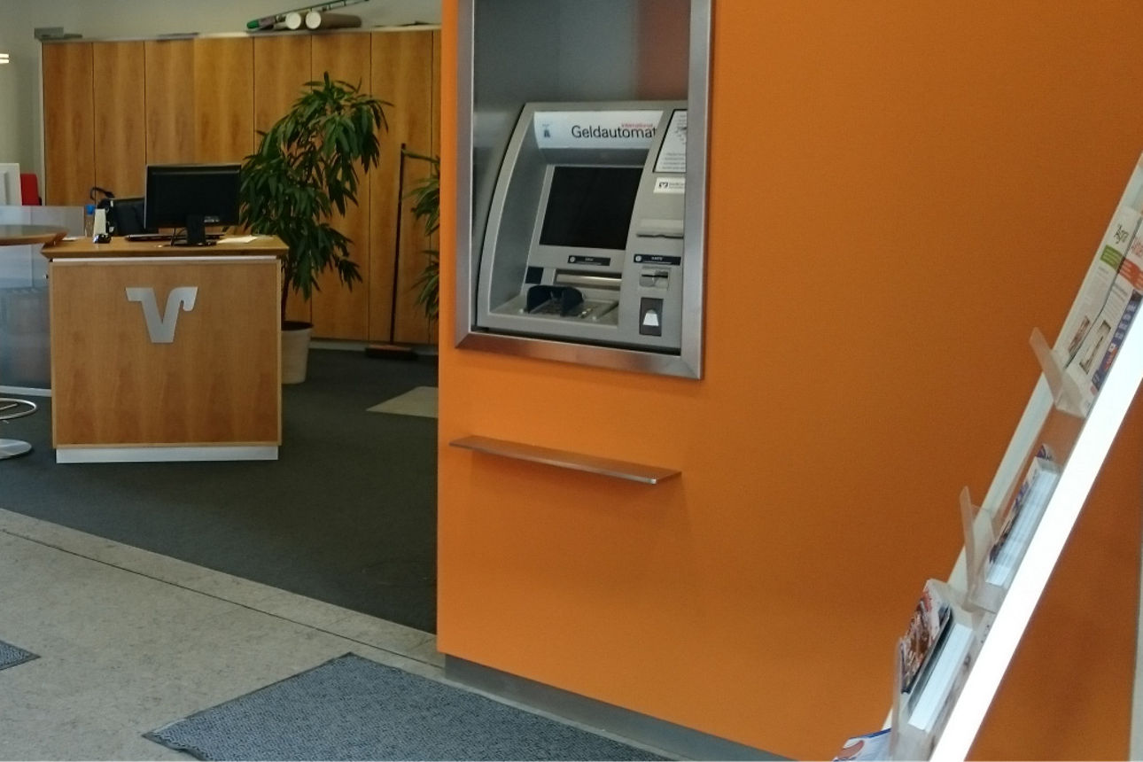 Unsere Geschäftstelle in Kumhausen. Ein oranger SB-Bereich der in die Servicezone führt.