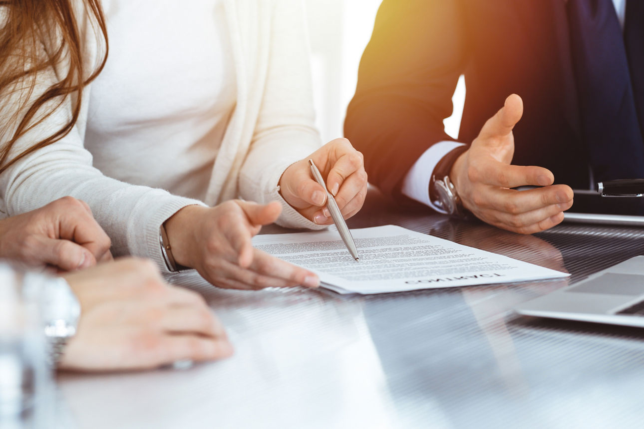 Personen machen Notizen am Schreibtisch