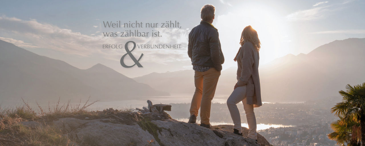 Mann in Sitzgruppe schaut aufs Handy