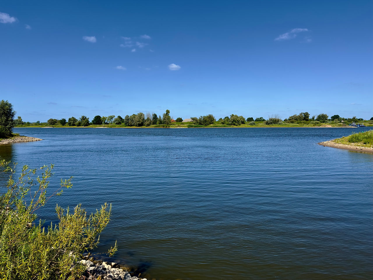 Aufgewachsen am Deich: Seine Freizeit verbringt Mewerik Henze gern an der Elbe bei seinem Heimatort Bleckede. 