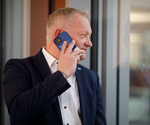 Matthias Sekerdick telefoniert mit dem Smartphone