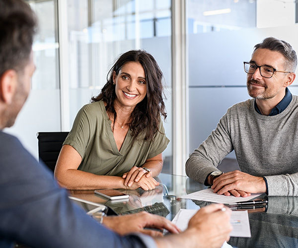 Ehepaar bei der Bankberatung