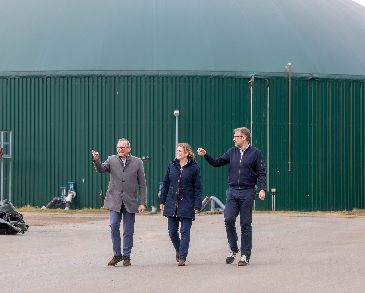 Alexandra Waldmann, Frank Krause und Henner Schönecke vor der Biogasanlage 