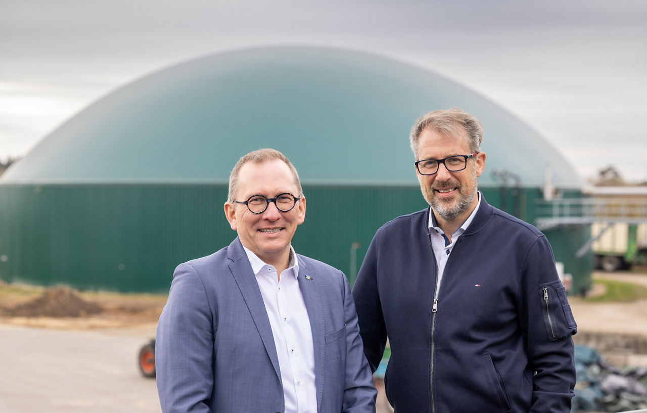 Frank Krause und Henner Schönecke vor der Biogasanlage 