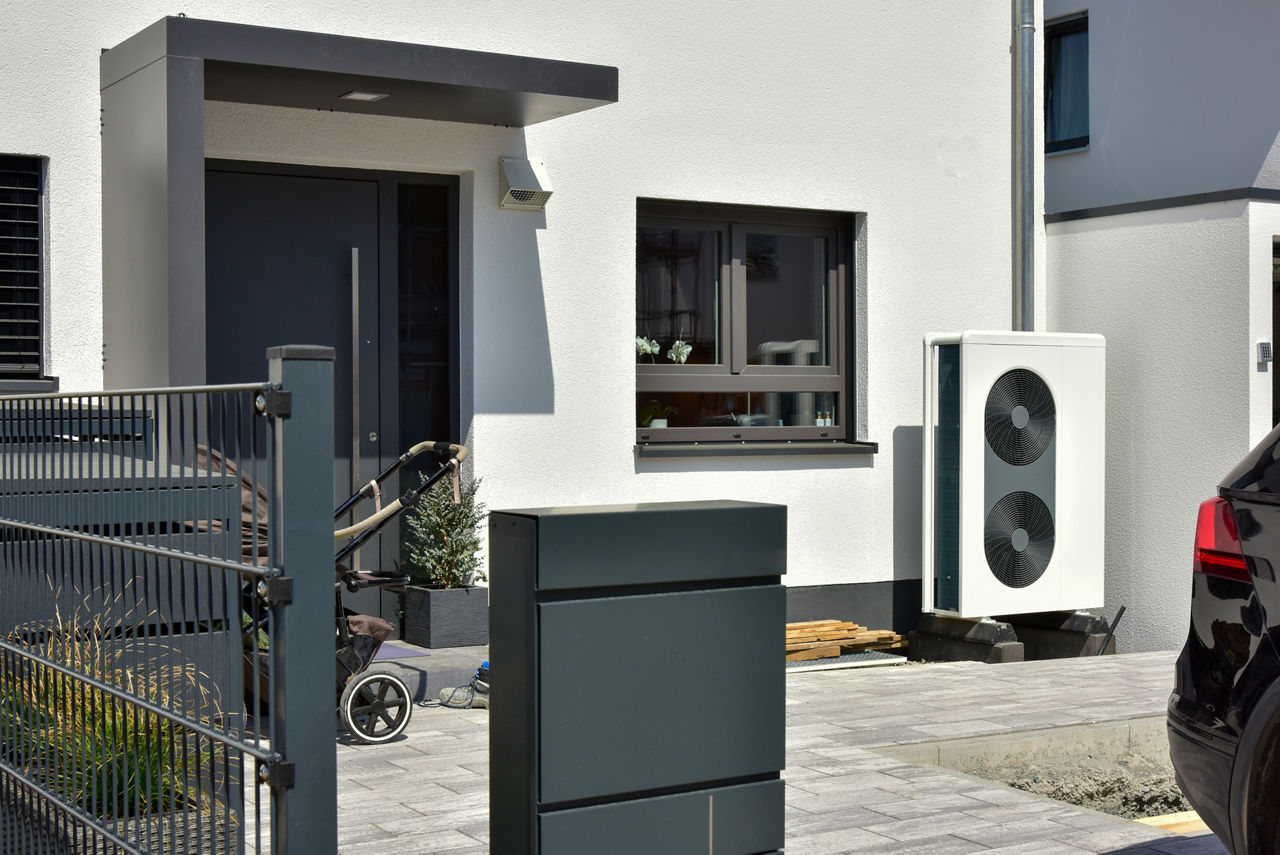 Wärmepumpe vor Haus