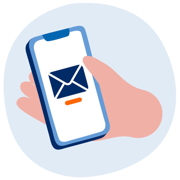 Eine Hand hält ein Smartphone mit dem Symbol eines Briefes.