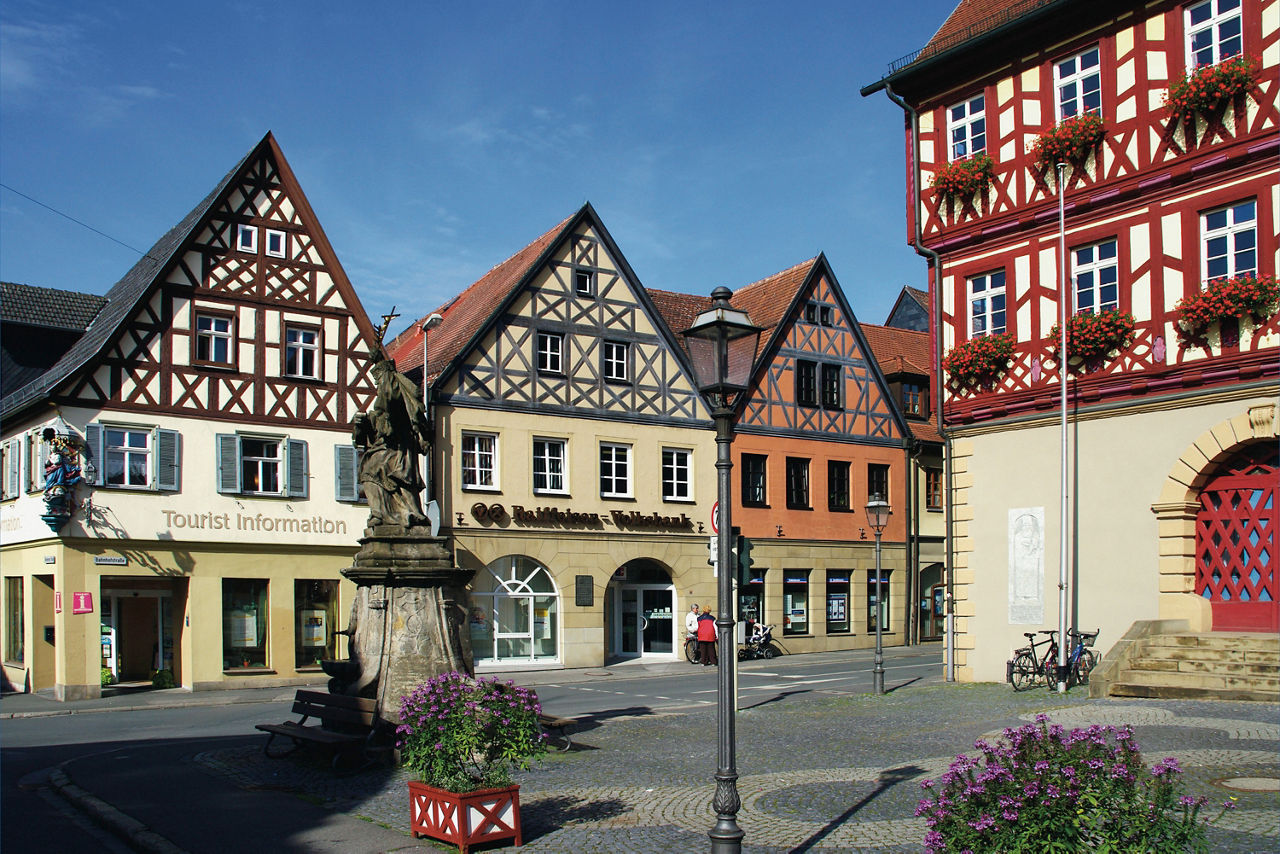 Bankgebäude der RVB Bad Staffelstein mit Marktplatz im Vordergrund