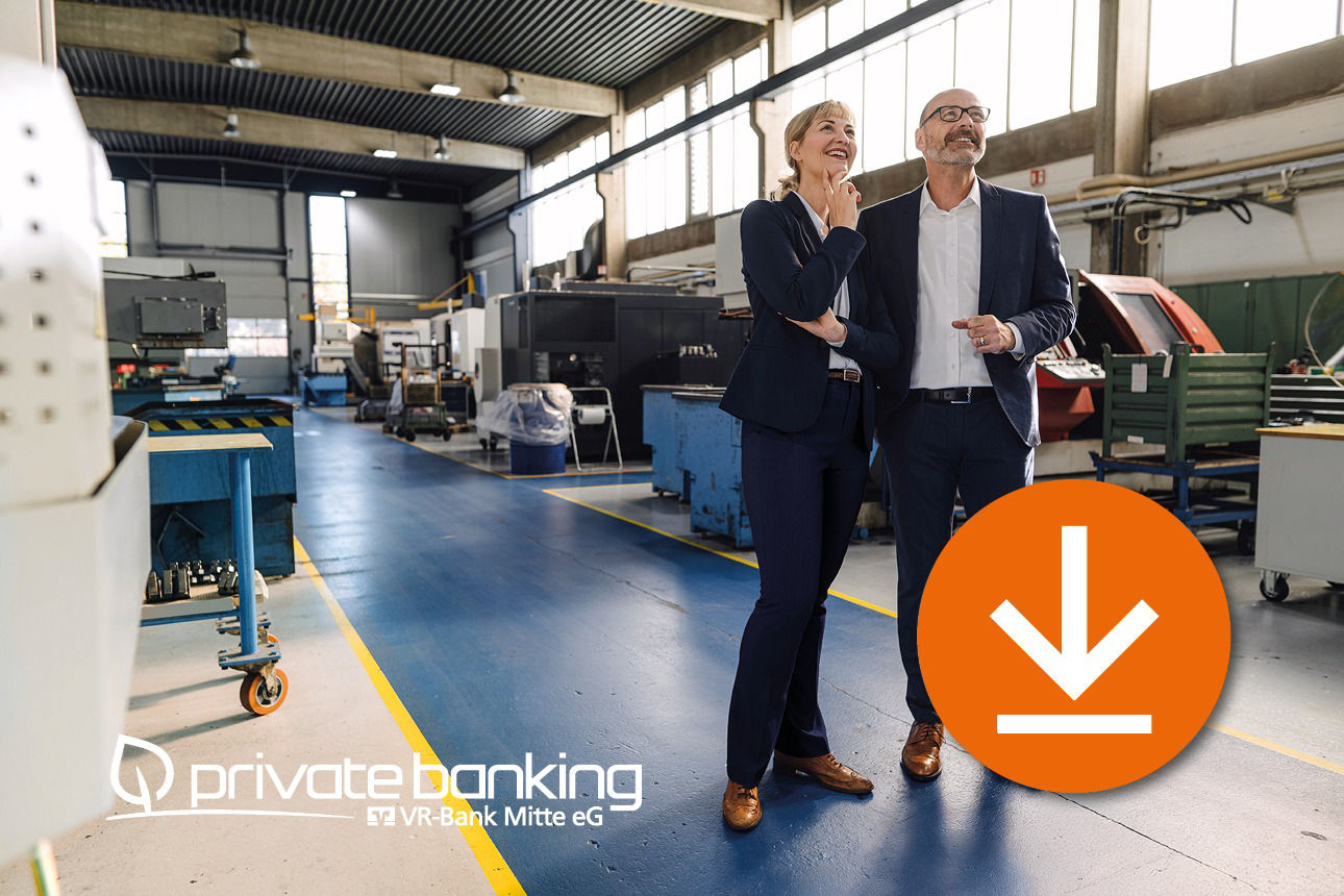 Mann und Frau stehen auf einen Tisch gelehnt in einer Firmenhalle