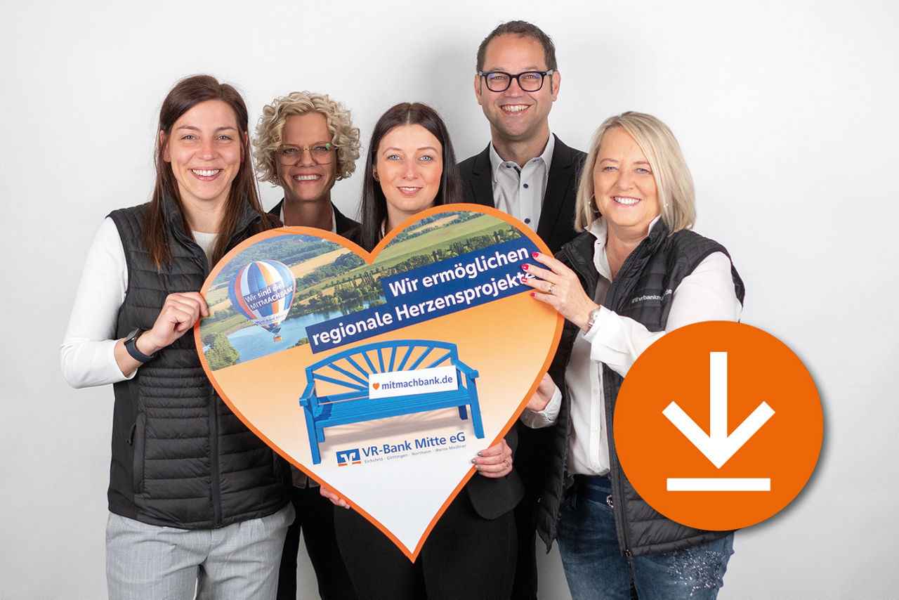 Fünf Teammitglieder halten ein großes Spendenherz in der Hand