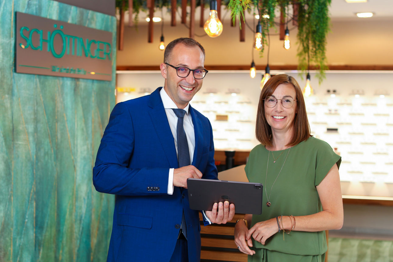 Beratung zum Unternehmerdialog mit einer Kundin im Brillengeschäft